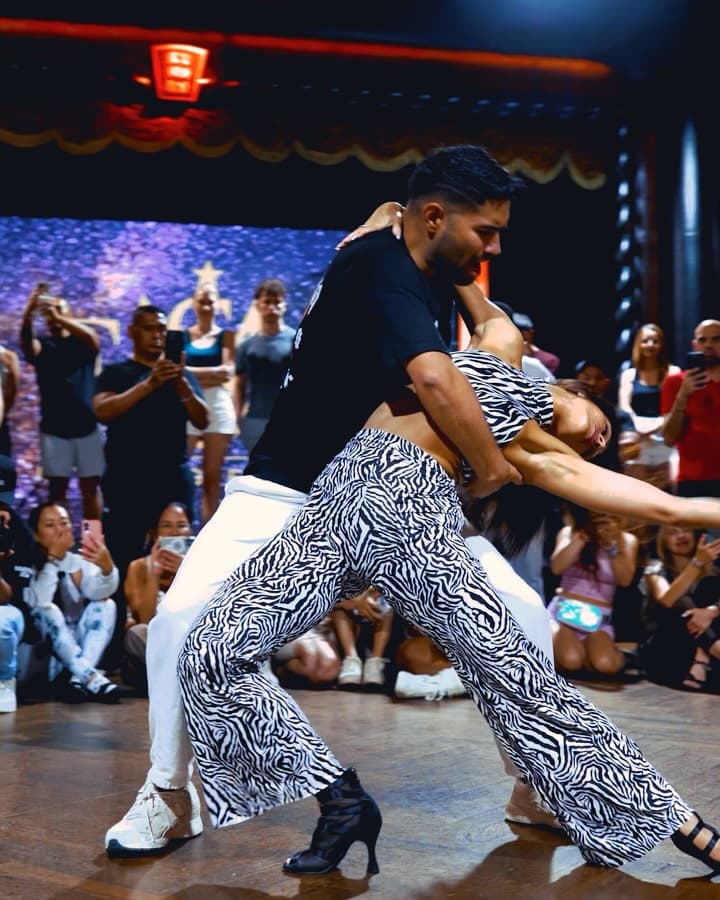 Choreographies on Music